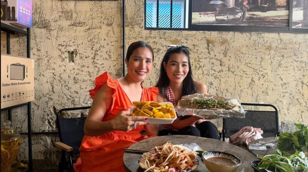 Cát Tường trong buổi gặp gỡ bạn bè trong buổi tiệc chia tay quán cafe