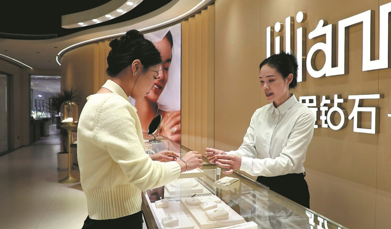 Người dân có thể dễ dàng sở hữu một viên kim cương nhân tạo bởi giá thành thấp hơn rất nhiều so với kim cương tự nhiên