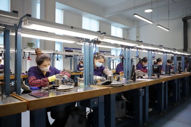 Một huyện nghèo của Trung Quốc sản xuất kim cương cho cả thế giới: Viên 1 carat giá 3,5 triệu đồng chỉ mất 7 ngày sản xuất