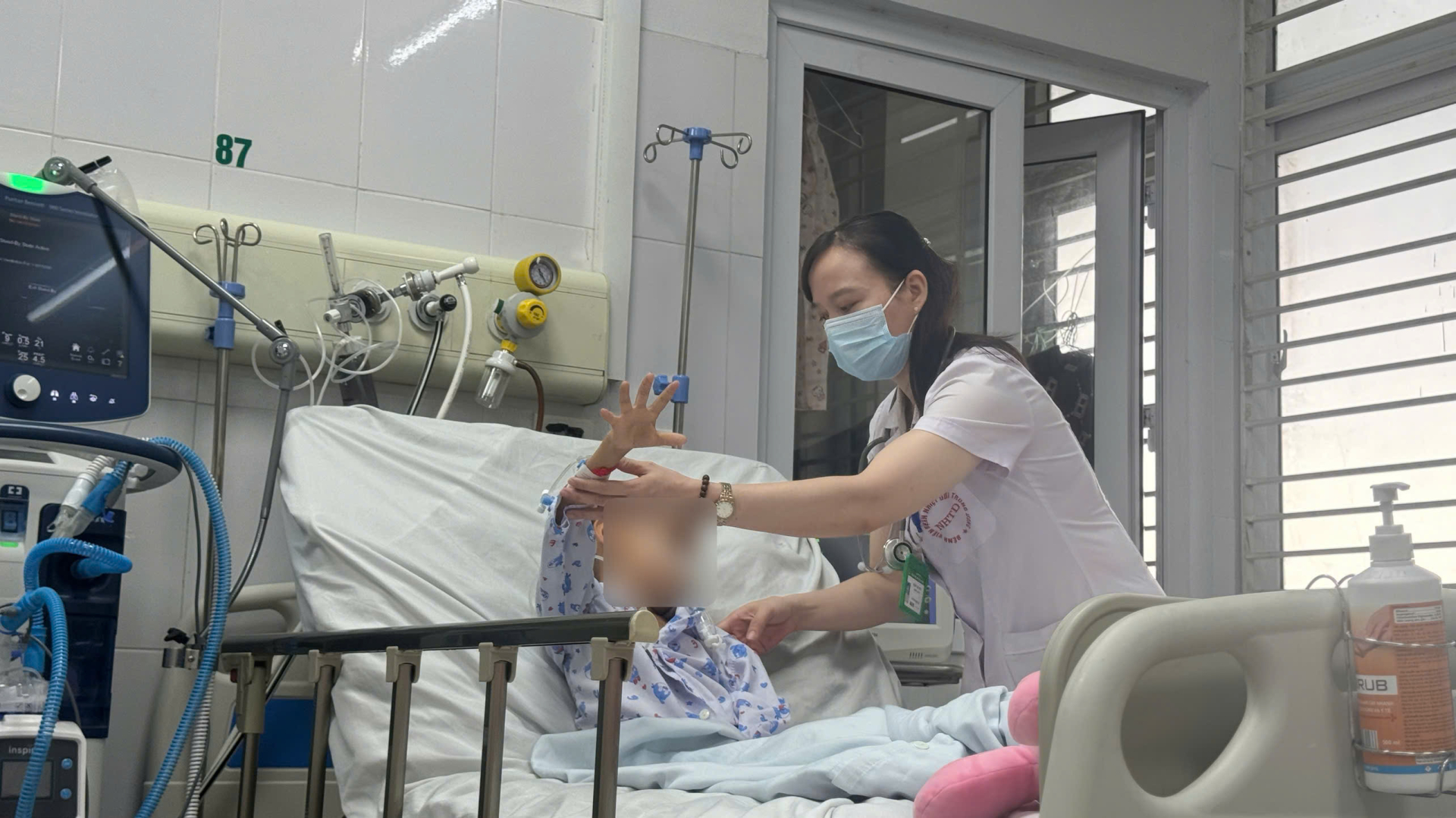 Bệnh nhi đã có thể cai máy thở sau 2 tuần điều trị - Ảnh: BVCC