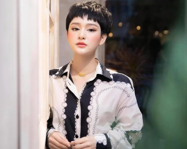 Nhiều người vẫn nhớ đến Hiền Hồ với hình ảnh mái tóc tém hoặc tóc ngắn đầy cá tính, tạo nên dấu ấn riêng của nữ ca sĩ (Ảnh: Saostar)