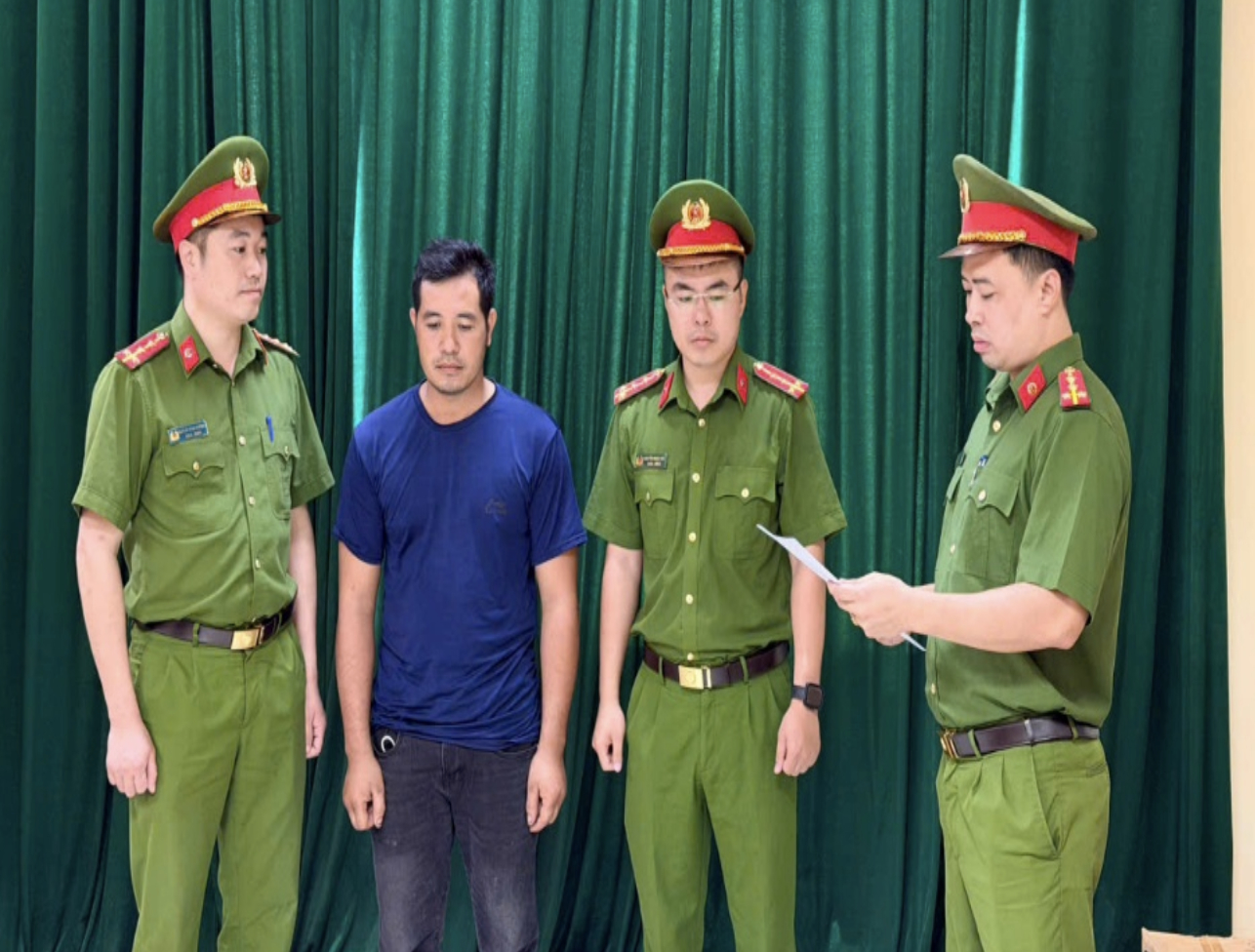 Cơ quan điều tra thi hành quyết định khởi tố vụ án hình sự và khởi tố bị can đối với Phùng Văn Tuấn, Giám đốc Công ty TNHH Tuấn Linh 89 (Ảnh: CATPT)