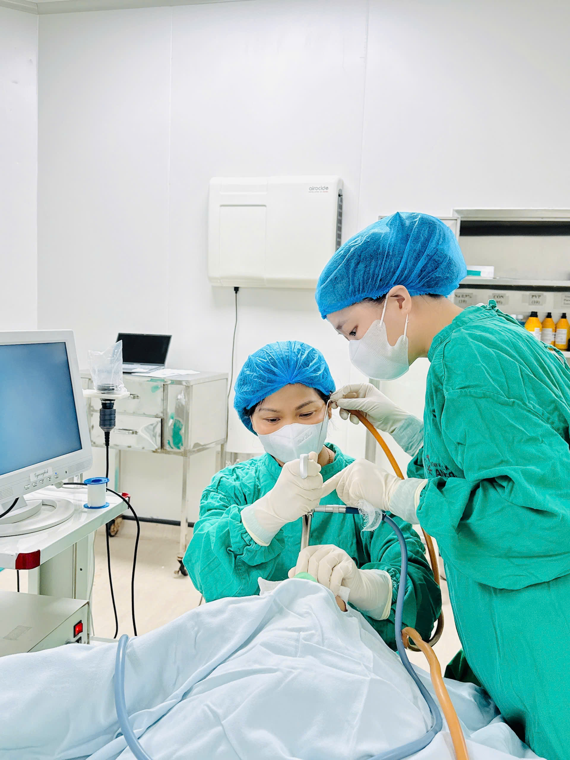 Ê kíp tiến hành nội soi lấy dị vật - Ảnh: BVCC