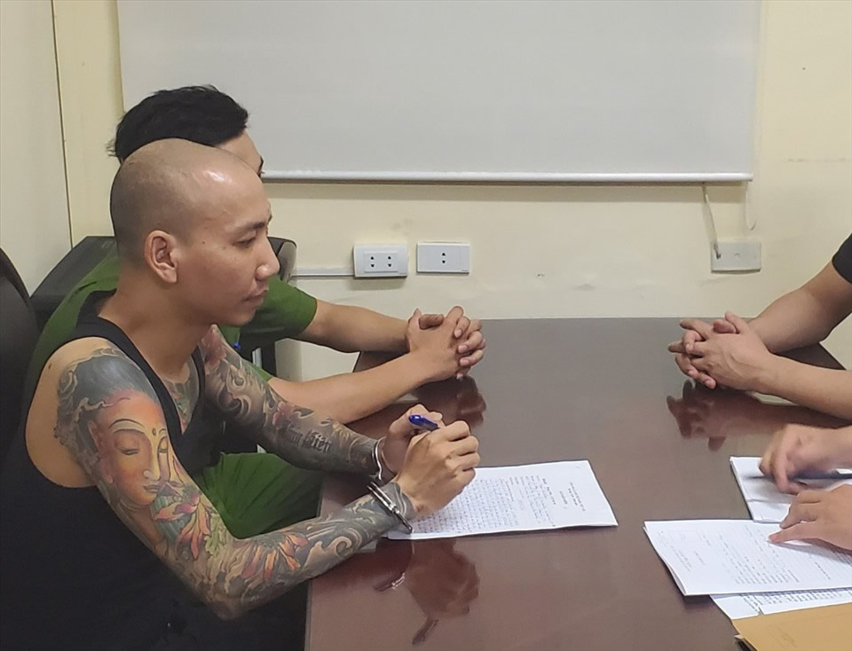 Phú Lê tại cơ quan công an - Ảnh: CAND