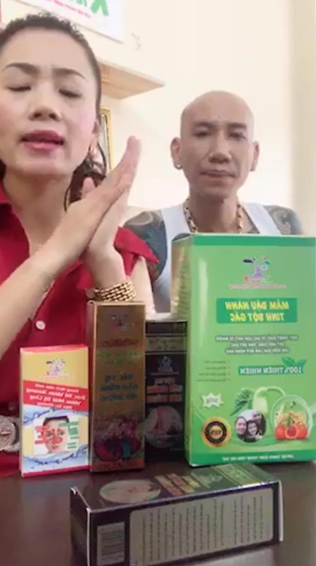 Vợ chồng Phú Lê livestream bán hàng