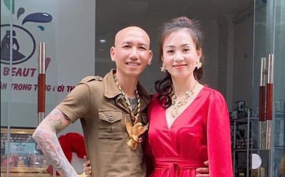 Phú Lê và vợ Lã Thúy Kiều trước trụ sở công ty TNHH thương mại và tổng hợp Kiều Thiên Phát - Ảnh: Dân Việt