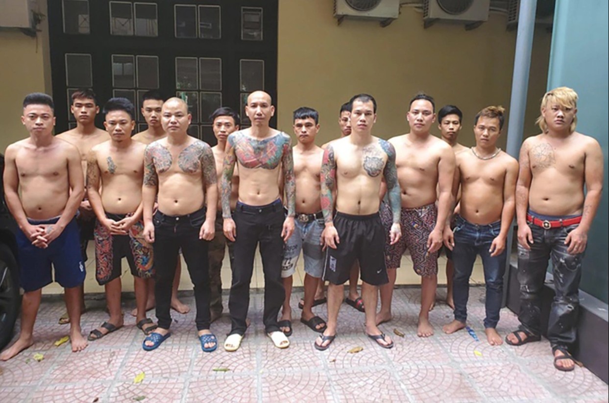 Phú cùng những người liên quan tại cơ quan điều tra - Ảnh: An Hoàng