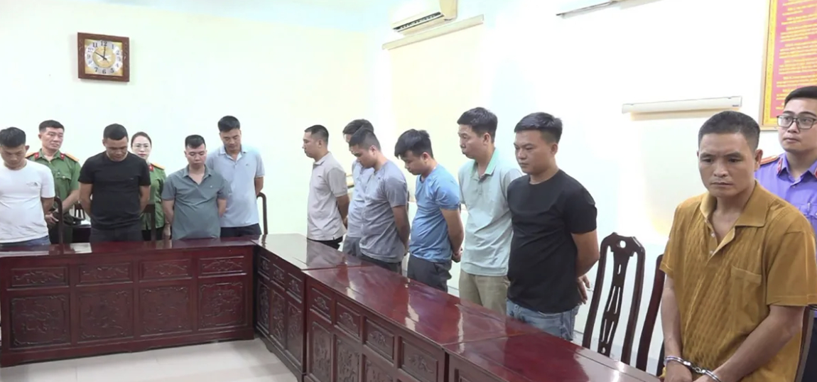 Nhóm đối tượng trong đường dây hút trộm hàng trăm nghìn lít dầu bị bắt giữ (Ảnh: CANA)