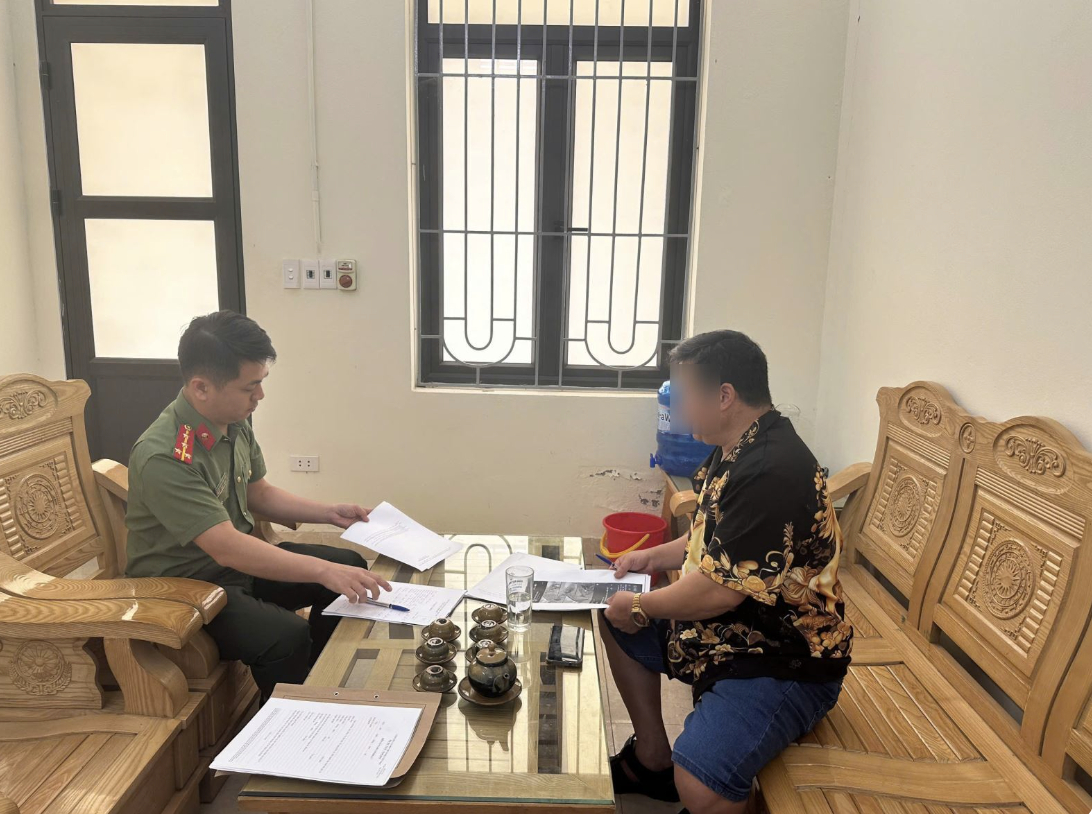 Công an xã Thịnh Minh làm việc với ông Đ.H.N. tại trụ sở Công an xã (Ảnh: CACC)