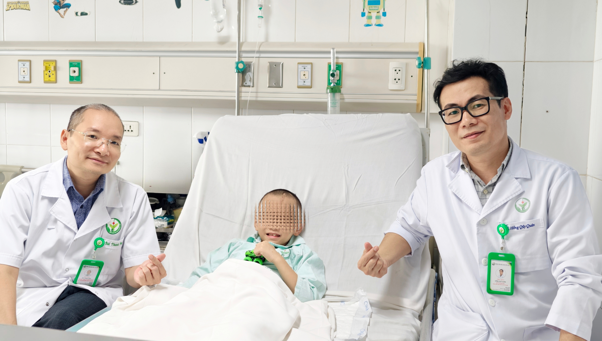 Cháu bé hồi phục, tỉnh táo sau 10 ngày điều trị - Ảnh: BVVĐ