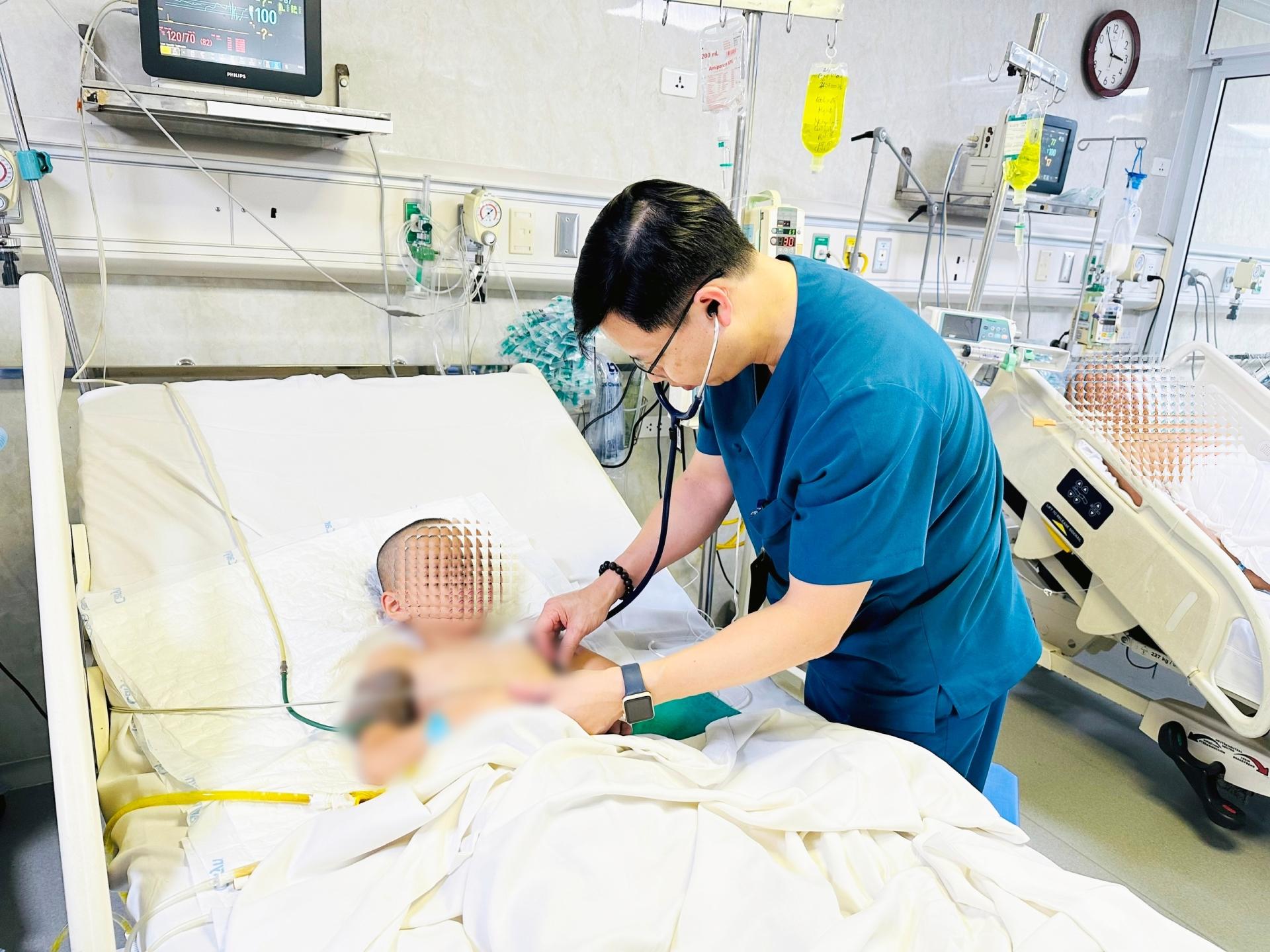 PGS.TS Lưu Quang Thùy – Giám đốc Trung tâm & Hồi sức Ngoại khoa thăm khám cho bệnh nhi - Ảnh: BVVĐ