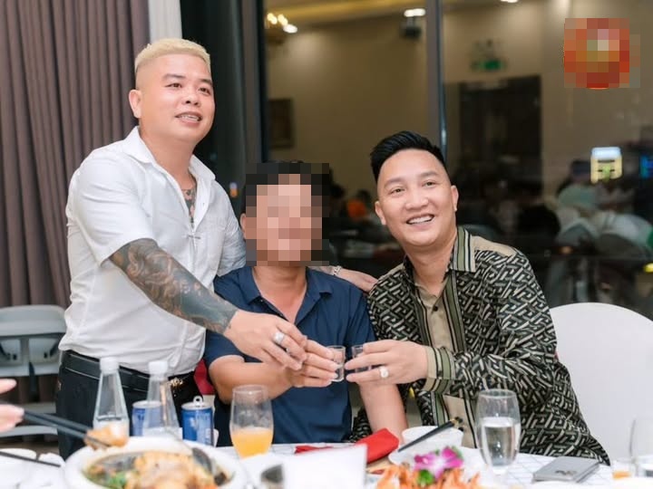 Dương Minh Tuyền chụp cùng Huấn Hoa Hồng - Ảnh: FBNV