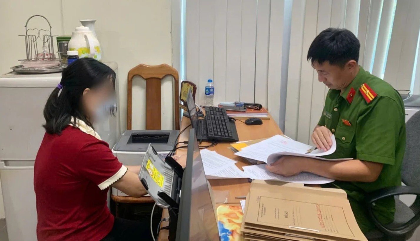 Cơ quan Công an tỉnh Bắc Ninh làm việc với đối tượng Mạc Thị N.A - Ảnh: Công an tỉnh Bắc Ninh