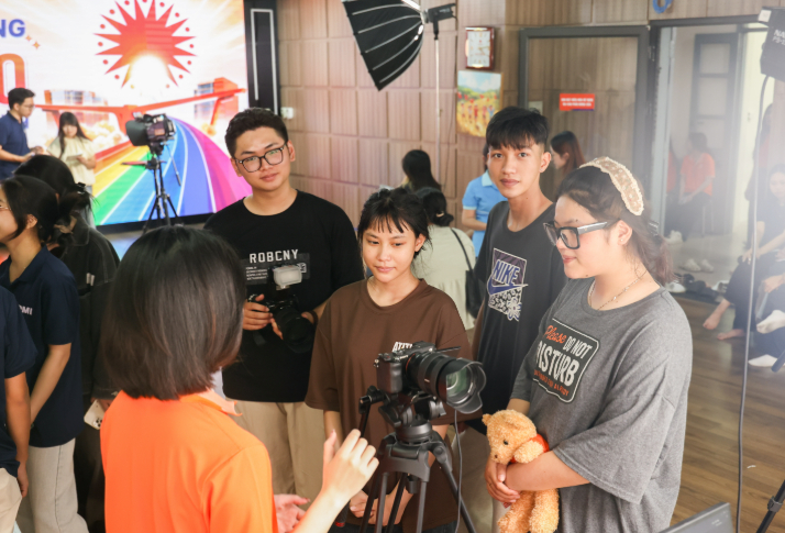 Khi AI ngày càng tác động đến thị trường lao động, xu hướng học tập của sinh viên cũng dần thay đổi, với sự quan tâm nhiều hơn đến trải nghiệm thực tế và khả năng vận dụng kiến thức thay vì chỉ học lý thuyết (Ảnh: ĐHĐN)