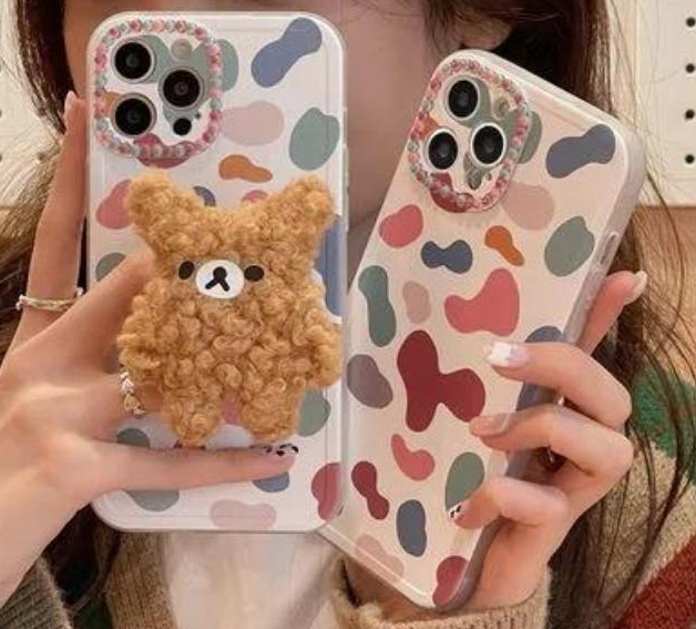 Những chiếc ốp lưng giá rẻ được sử dụng thường xuyên có thể làm gia tăng nguy cơ tiếp xúc với các chất không an toàn qua da, đặc biệt khi người dùng cầm điện thoại trong thời gian dài mỗi ngày (Ảnh: 163.com)