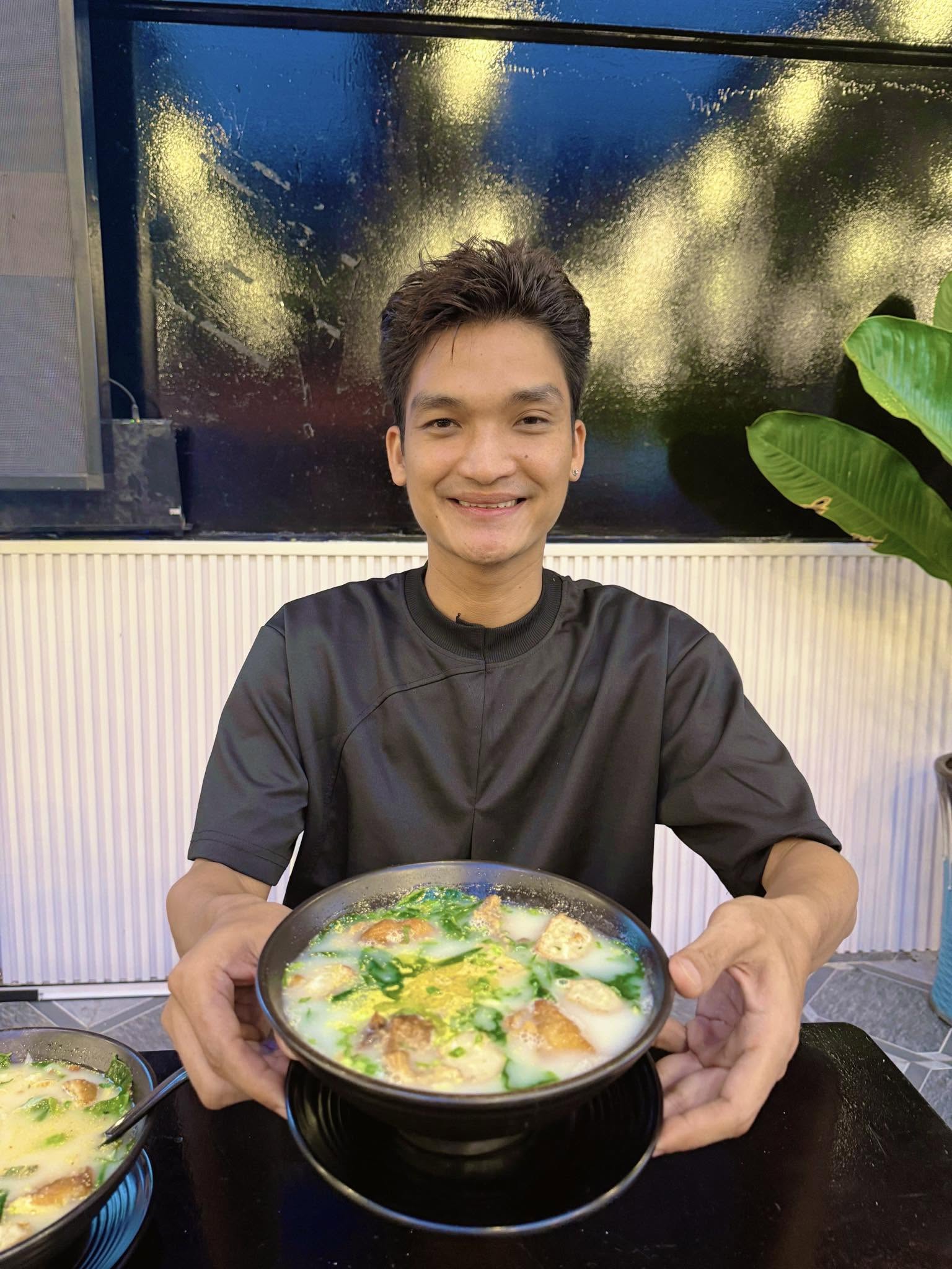 Mạc Văn Khoa được biết đến với lối diễn xuất duyên dáng, dí dỏm và phong cách hài hước đặc trưng, giúp anh ghi dấu ấn trong nhiều bộ phim và chương trình giải trí (Ảnh: FBNV)