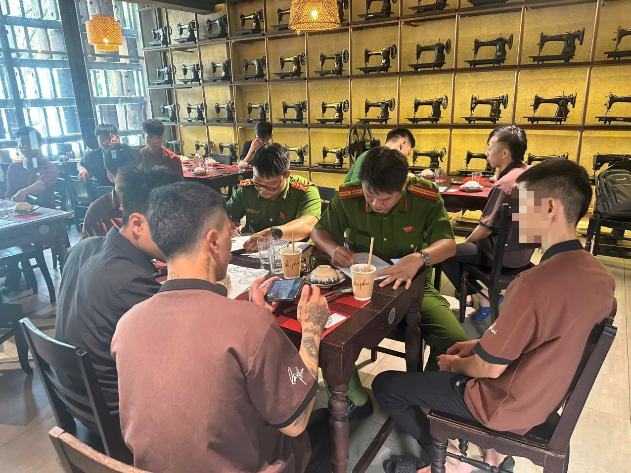 Công an phường An Hải rà soát, kiểm tra các đối tượng trên địa bàn - Ảnh: CACC