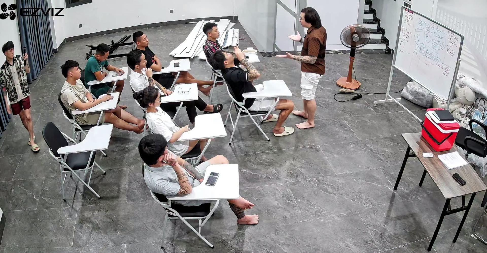 Phạm Tuấn họp công ty, chia sẻ kinh nghiệm với các học viên - Ảnh: FBNV