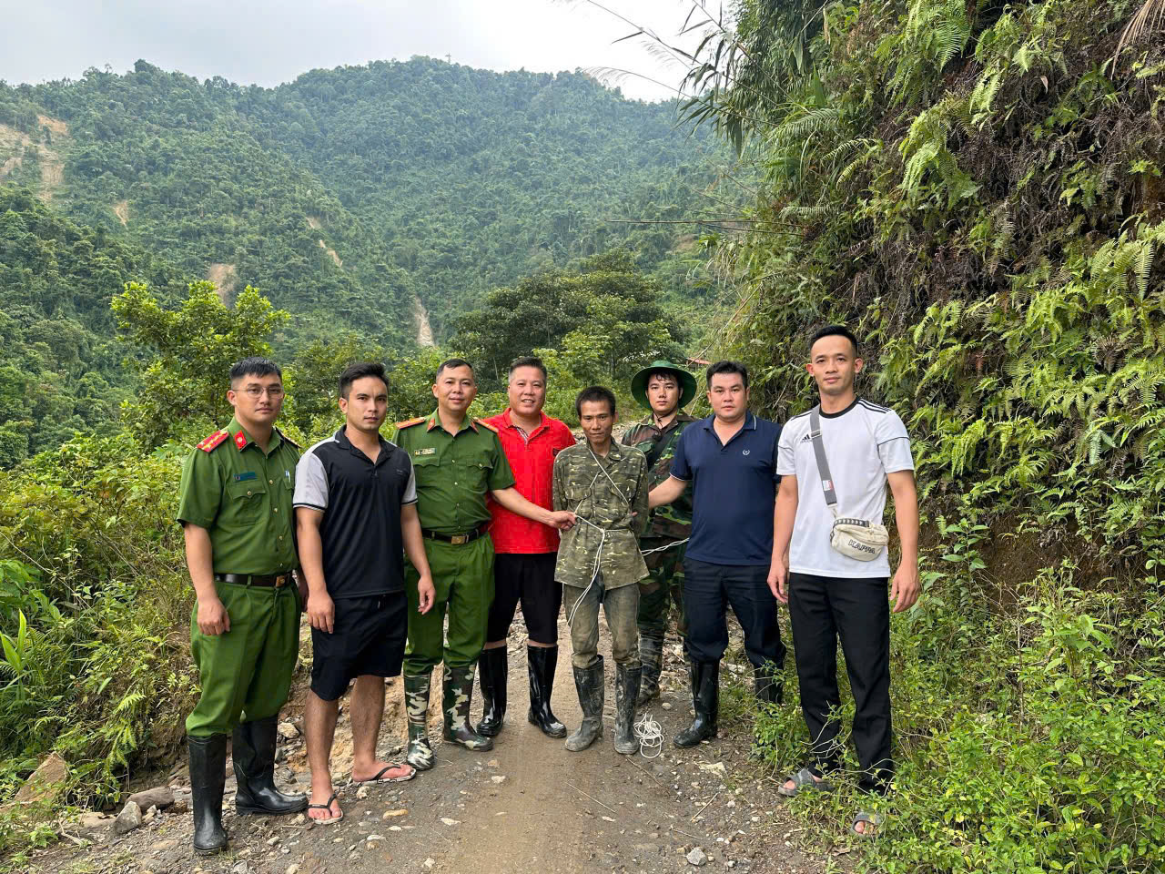 Lực lượng công an bắt giữ thành công đối tượng Bùi Văn Nhượng - Ảnh: CACC