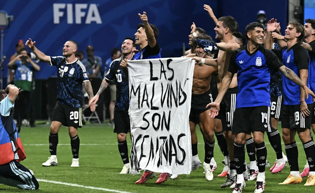 FIFA phạt nặng Argentina sau màn ăn mừng bằng biểu ngữ liên quan đến quần đảo Falklands (Ảnh: Yahoo Sports)