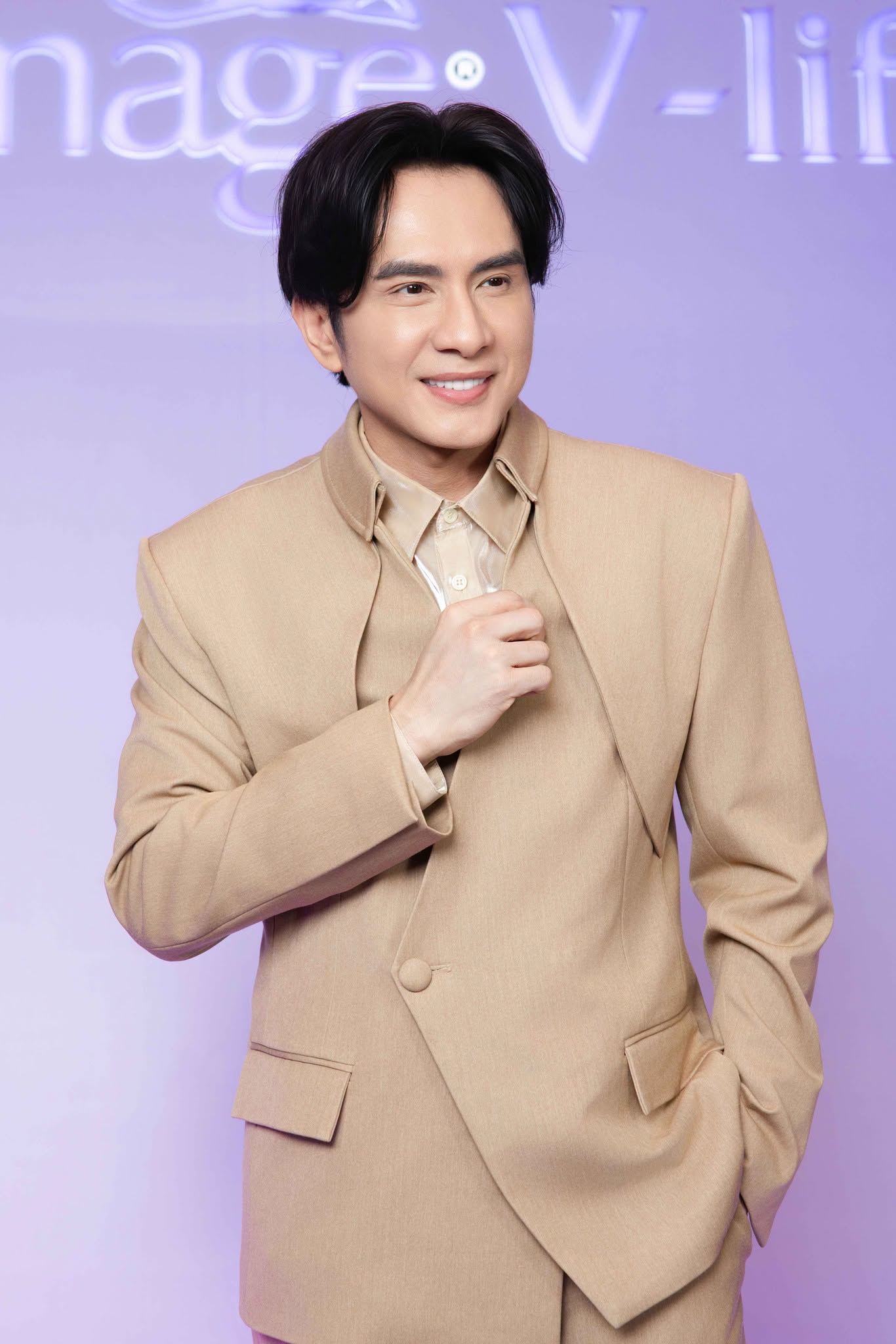 Đan Trường là một trong những nghệ sĩ nổi tiếng của showbiz Việt, sở hữu lượng người hâm mộ đông đảo và duy trì hoạt động nghệ thuật trong nhiều năm qua (Ảnh: FBNV)