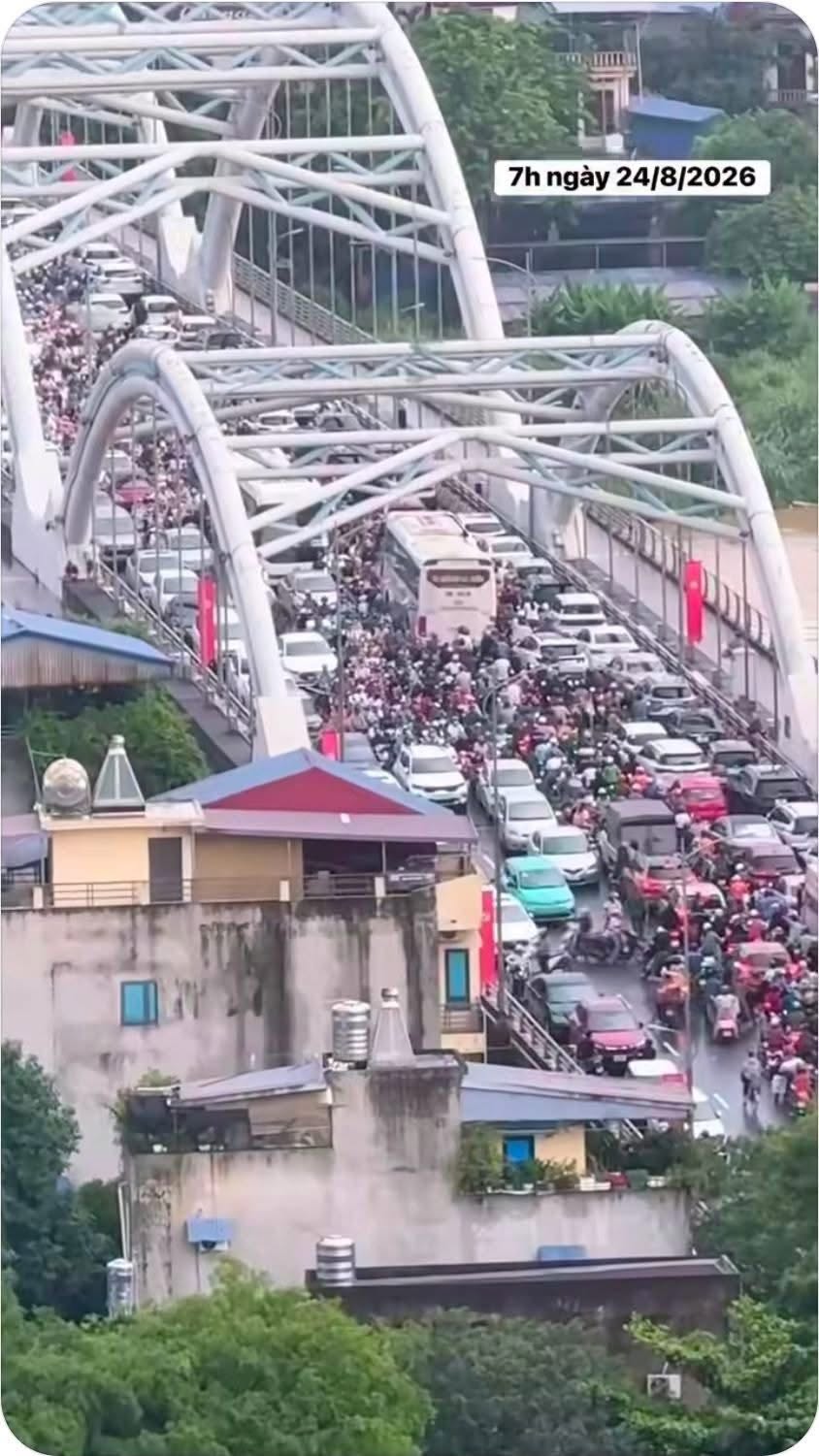 Cầu Bến Tượng sáng 24/8 đông kín phương tiện, giao thông ùn tắc trong giờ cao điểm khi nhiều ô tô được người dân đưa lên đây tránh lũ (Ảnh: Fb Thái Nguyên 24H)