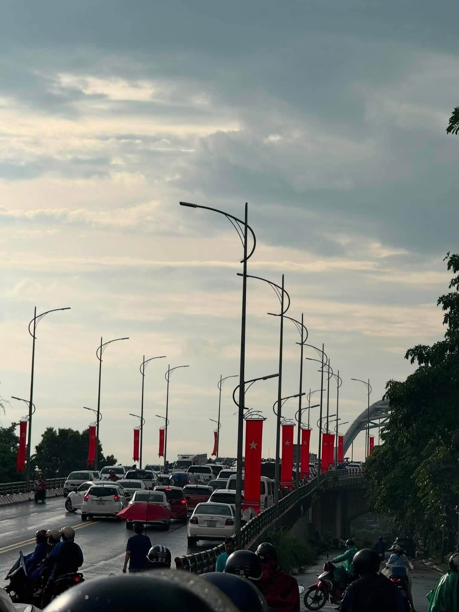 Khoảng 7h sáng 24/8, trên cầu Bến Tượng vẫn có rất đông ô tô đỗ kín, khiến giao thông qua khu vực ùn ứ trong giờ cao điểm (Ảnh: Fb Thái Nguyên 24H)
