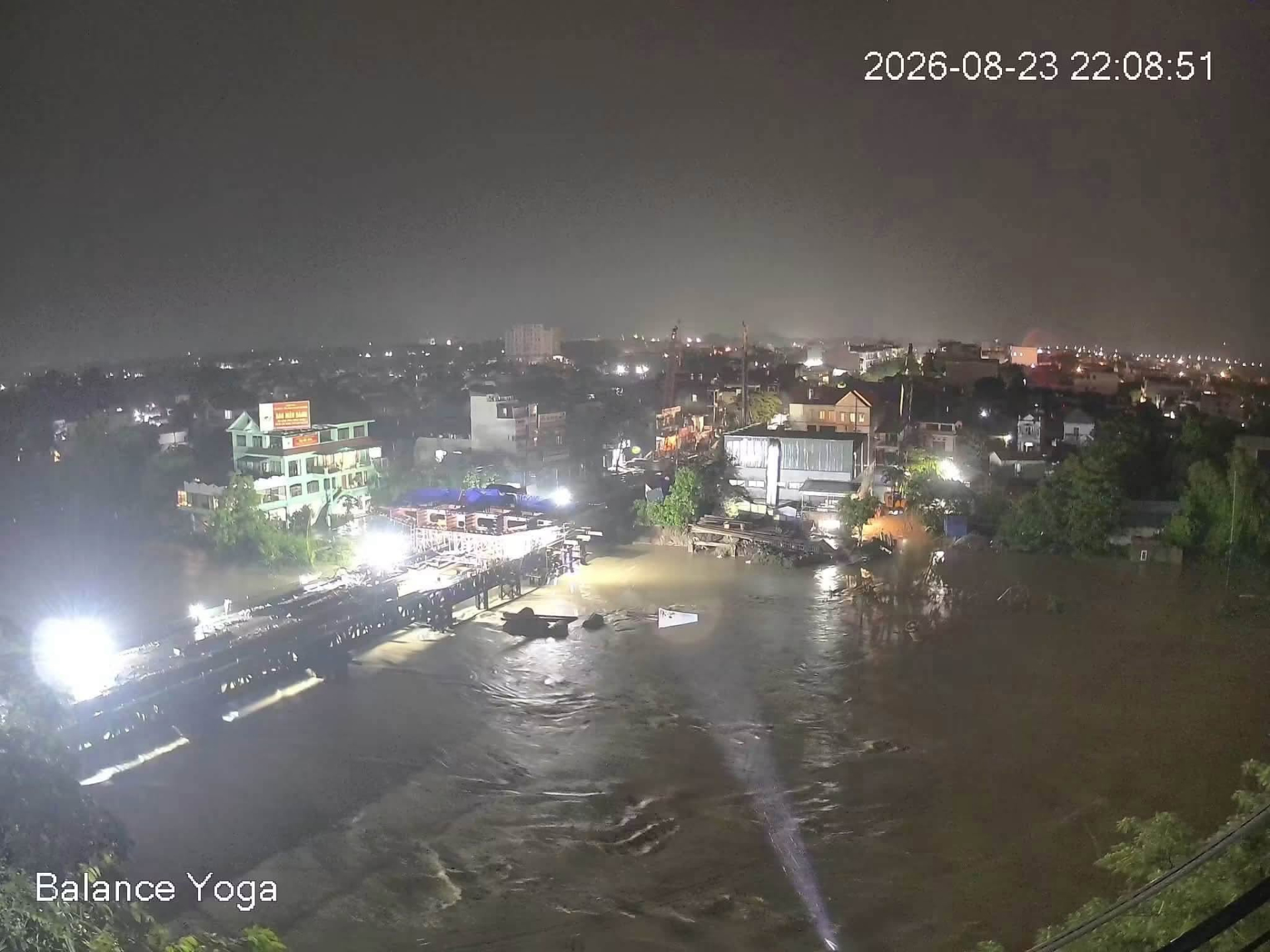 Mực nước tại cầu Gia Bảy dâng cao, người dân chủ động đưa phương tiện đến khu vực cao để tránh lũ (Ảnh: FB Hóng Biến Thái Nguyên)