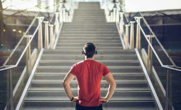 Leo cầu thang mang lại nhiều lợi ích cho sức khỏe, đặc biệt là tim mạch (Ảnh: Men’s Health)