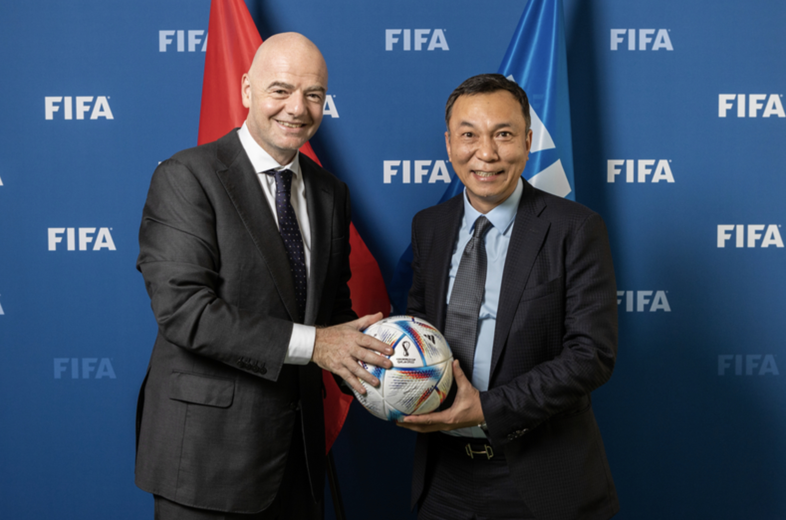Ông Gianni Infantino chụp ảnh cùng Chủ tịch VFF Trần Quốc Tuấn (Ảnh: VFF)