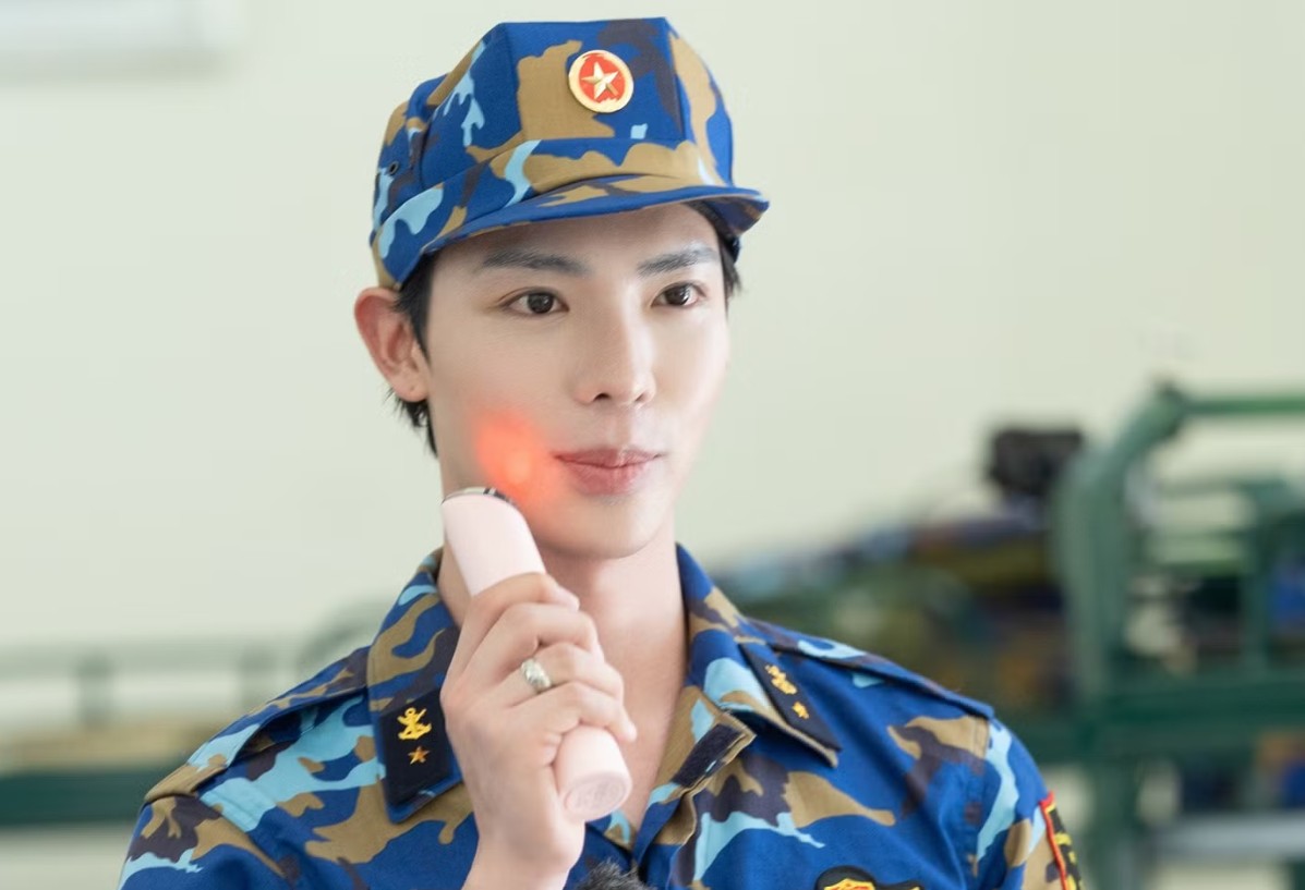 Erik gây tranh cãi khi mang quá nhiều mỹ phẩm và máy nâng cơ mặt - Ảnh cắt từ chương trình Sao nhập ngũ