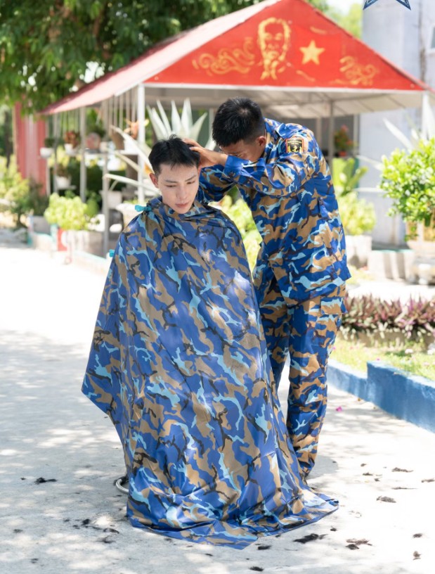 Erik thực hiện thử thách cắt tóc - Ảnh cắt từ chương trình Sao nhập ngũ