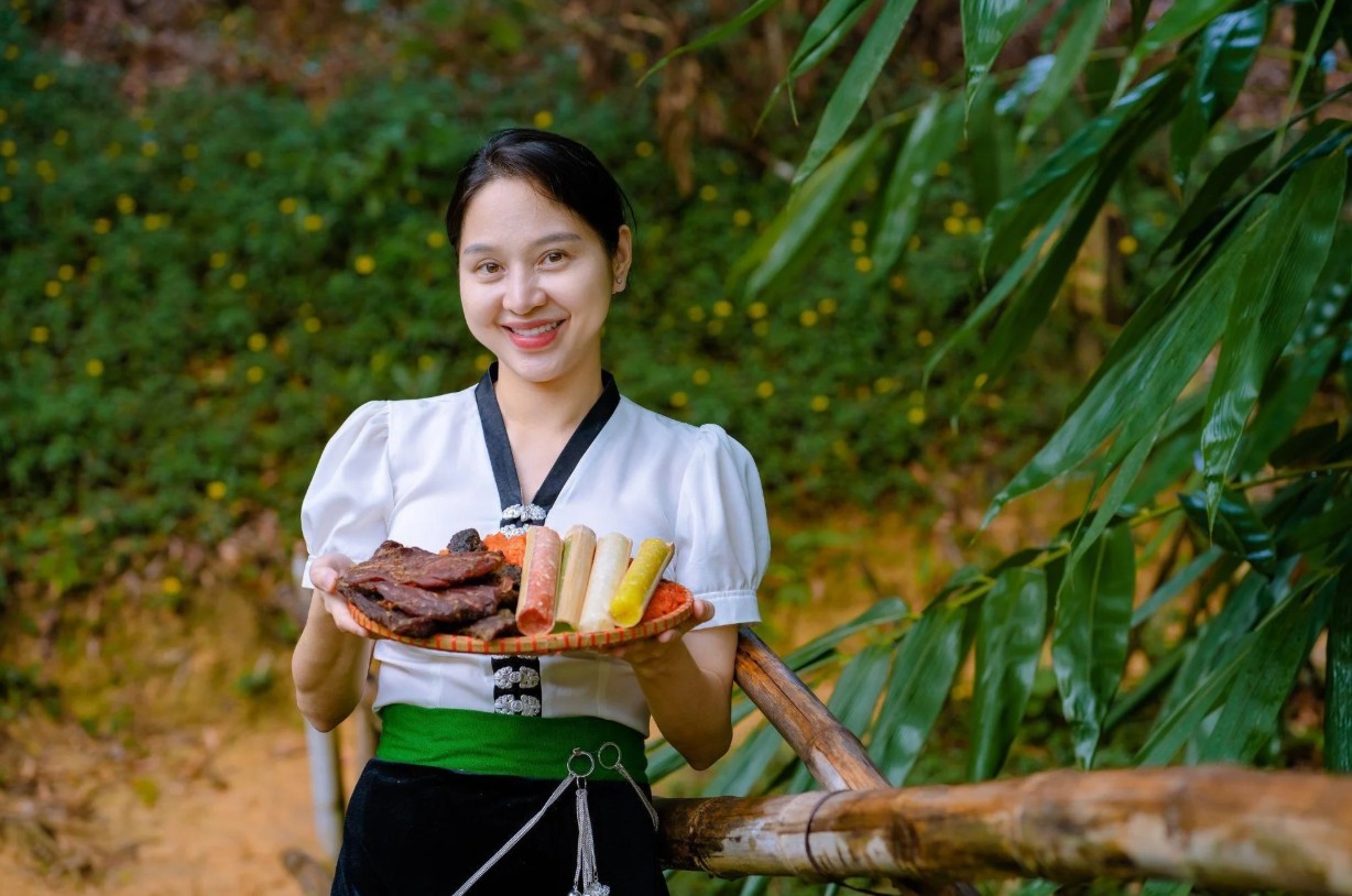 Những miếng thịt trâu treo lơ lửng trên gác bếp đã đi theo Huyền Huho từ thời thơ ấu đến khi trưởng thành và khởi nghiệp - Ảnh: Dân Việt