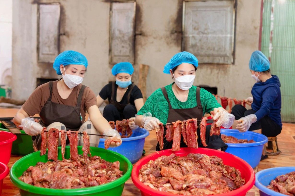 Huyền Huho tự tay chế biến thực phẩm - Ảnh: Dân Việt