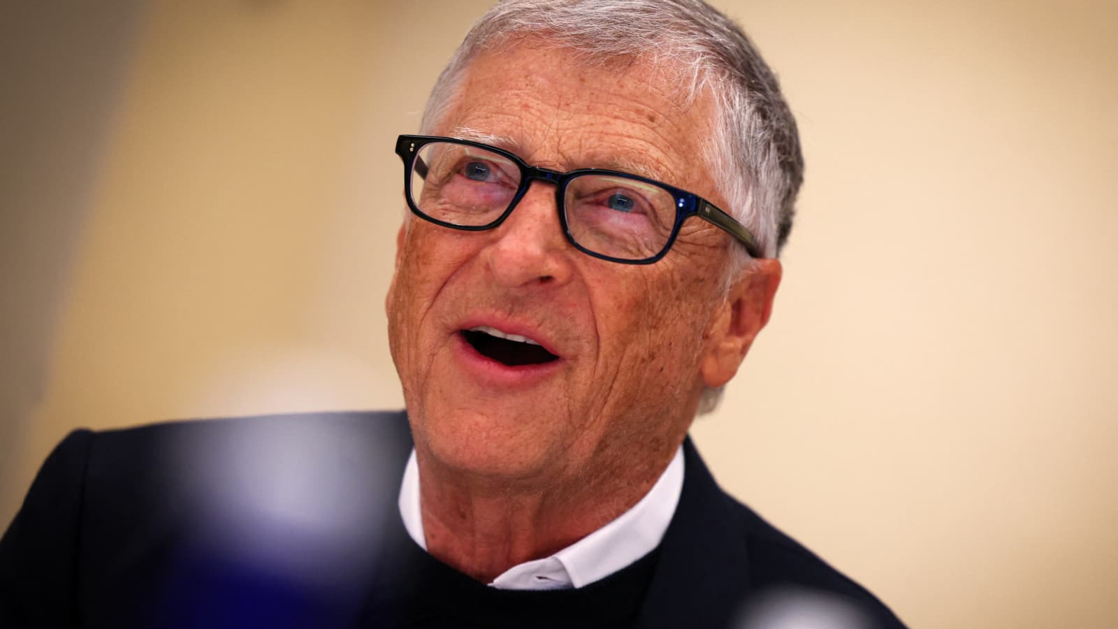 Bill Gates cảnh báo AI không chỉ tác động đến việc làm văn phòng mà còn có thể cạnh tranh với con người trong một số công việc chân tay (Ảnh: CNBC)