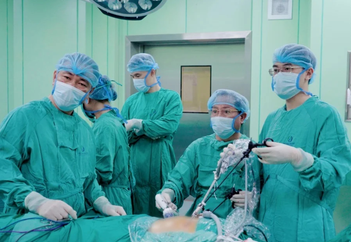 Các bác sĩ phẫu thuật nội soi cắt bỏ polyp cho nam bệnh nhân ung thư trực tràng - Ảnh: BVCC