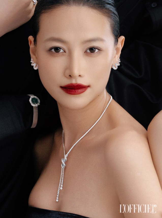 Phương Khánh lựa chọn Torsade de Chaumet, nổi bật với những đường xoắn và dải kim cương chuyển động trên vòng cổ, hoa tai