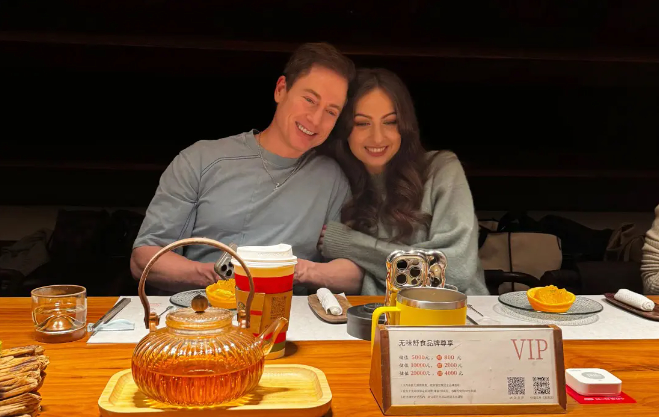 Tỷ phú Bryan Johnson chưa từng ngủ cùng giường với bạn gái - Ảnh: Instagram/Bryan Johnson