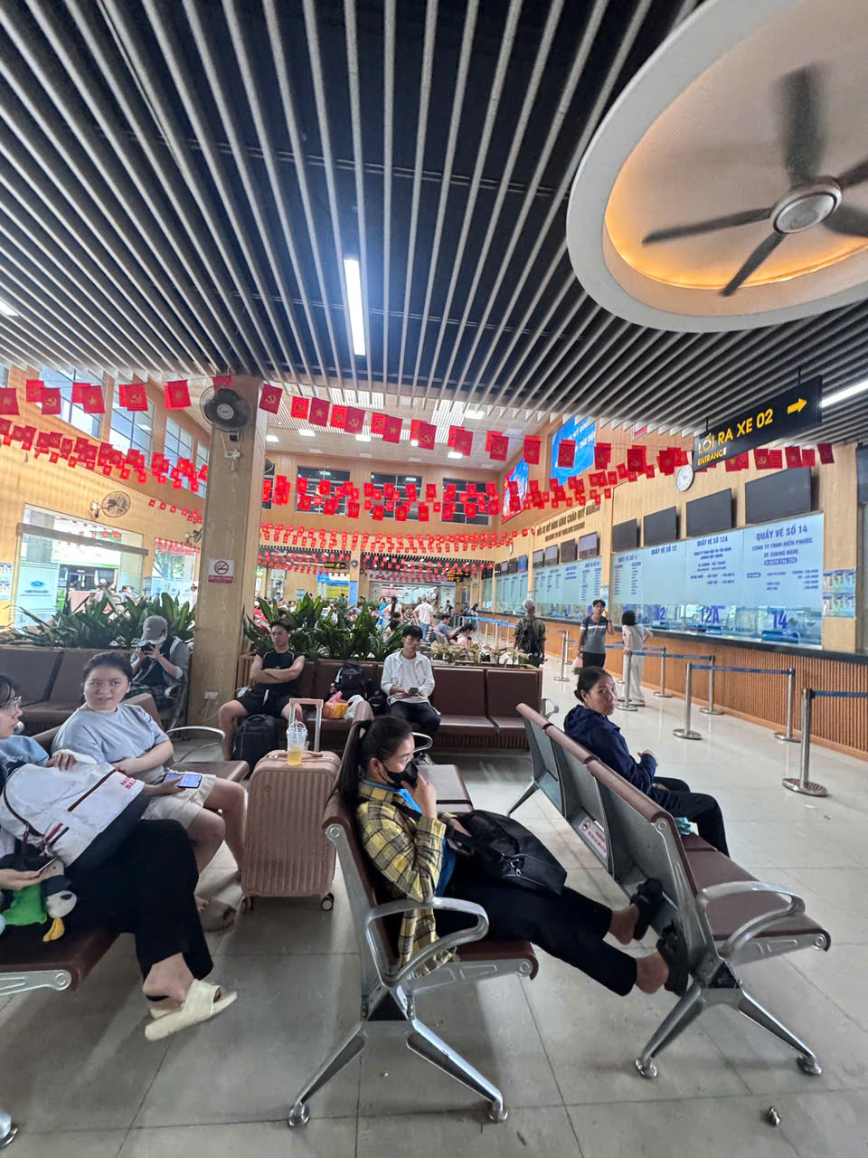 Khu vực sảnh chờ, quầy bán vé và các tuyến xe vẫn diễn ra hoạt động ổn định, hành khách chủ yếu di chuyển về quê để bắt đầu kỳ nghỉ lễ 2/9
