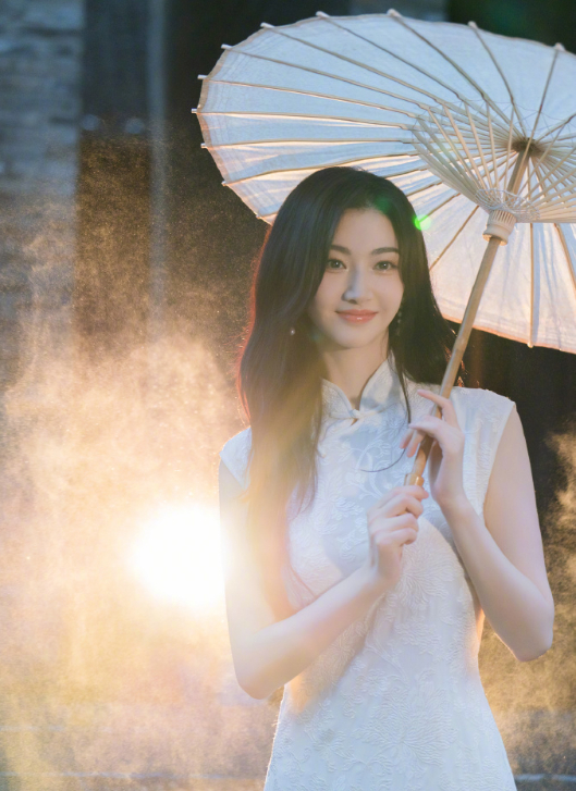 Mỗi lần xuất hiện, Cảnh Điềm đều gây chú ý bởi nhan sắc nổi bật (Ảnh: Weibo)
