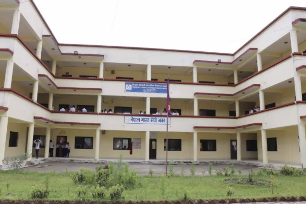   Trường trung học Tribhuvan Trishuli trước trận lũ quét (Ảnh: Metro.co.uk)  