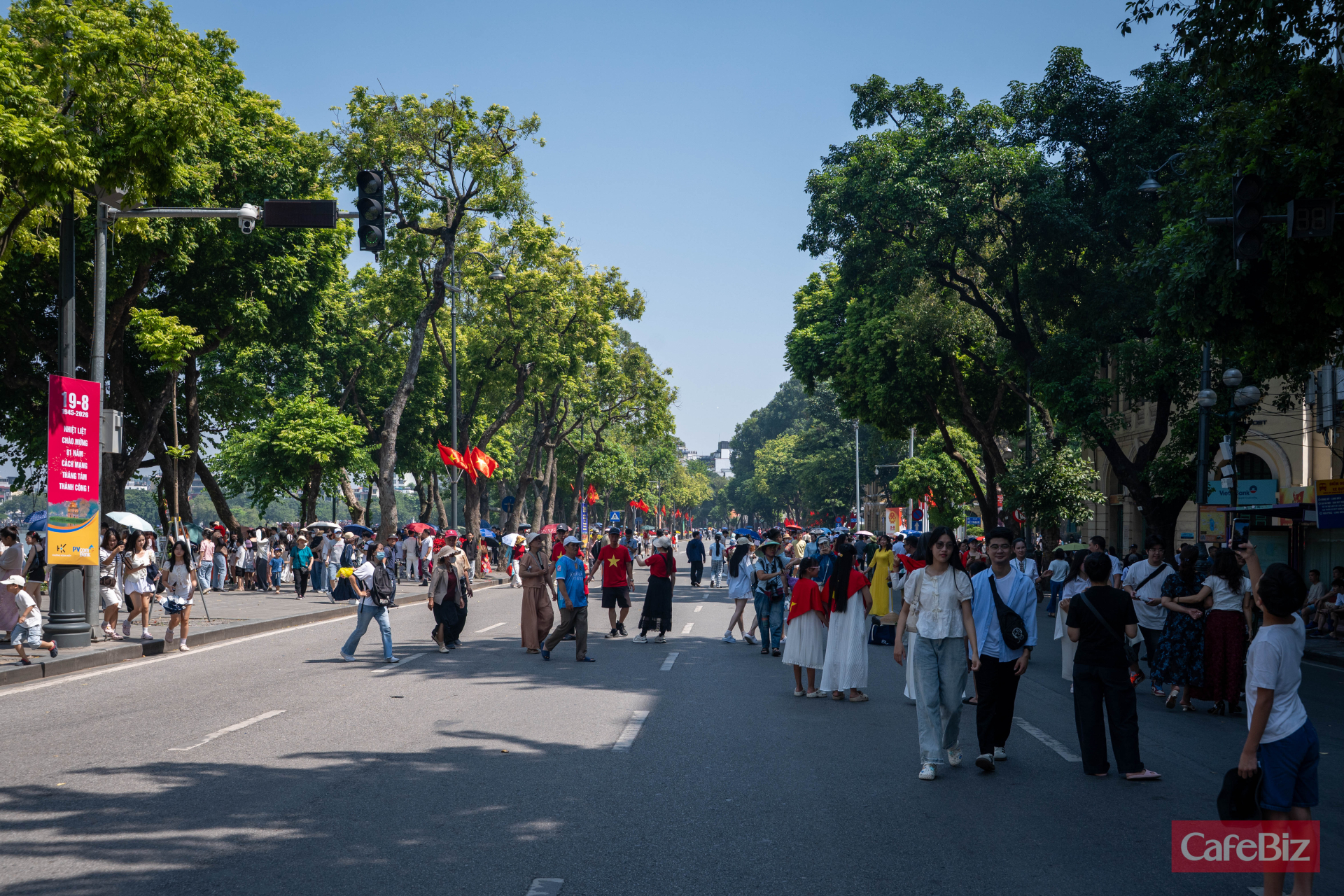 Không gian đi bộ quanh hồ Hoàn Kiếm vì thế luôn đông người từ sáng sớm, với dòng du khách liên tục đổ về trong sáng ngày 2/9.