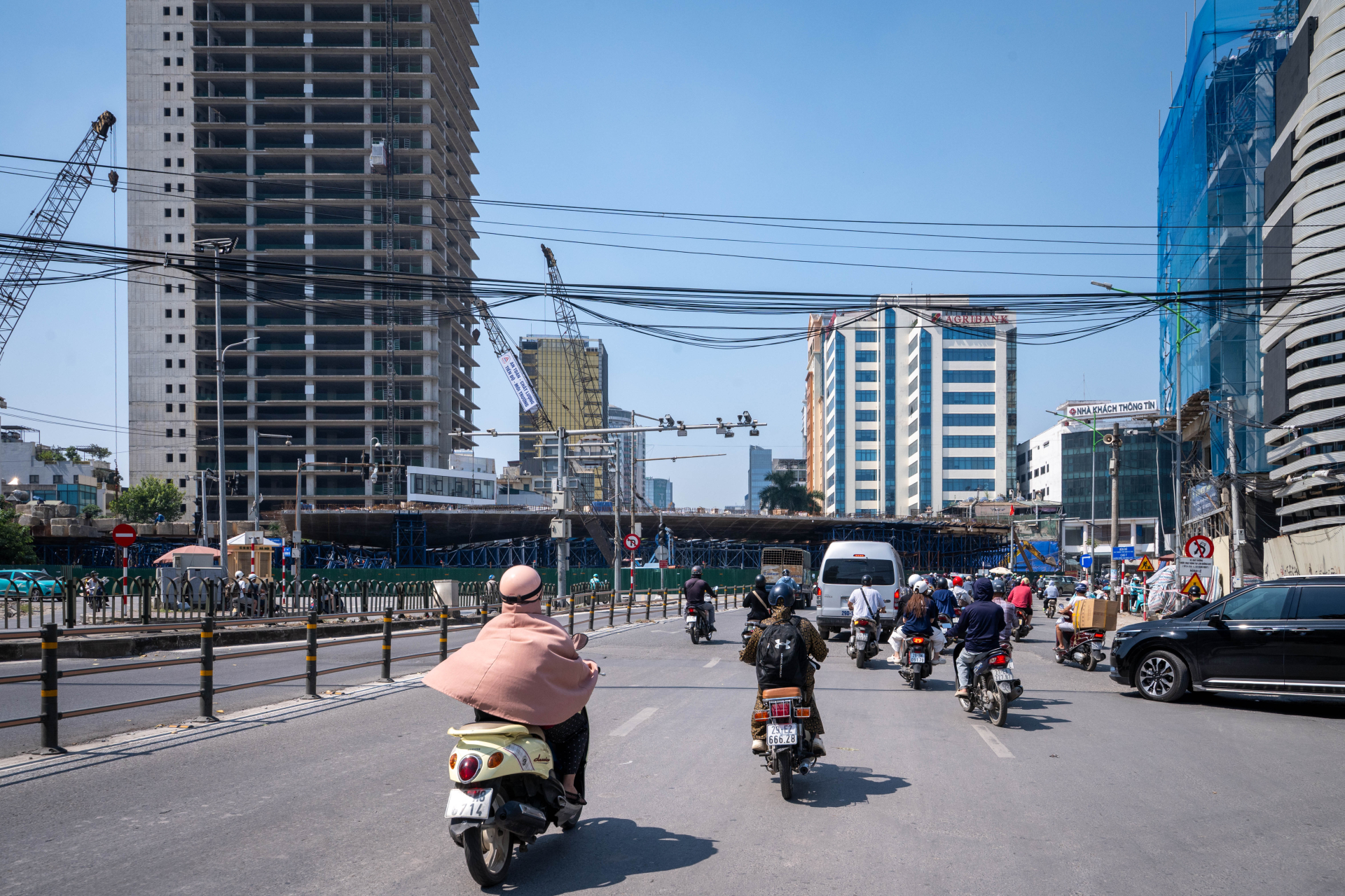 Tại nút giao Giảng Võ - Láng Hạ - La Thành, các đơn vị đang gấp rút thi công những hạng mục thuộc dự án đường Vành đai 1 đoạn Hoàng Cầu - Voi Phục. Để phục vụ quá trình thi công, phương án tổ chức giao thông tại khu vực được điều chỉnh theo hình thức tự hành, không sử dụng đèn tín hiệu, kết hợp hệ thống đường tạm và các đảo giao thông.