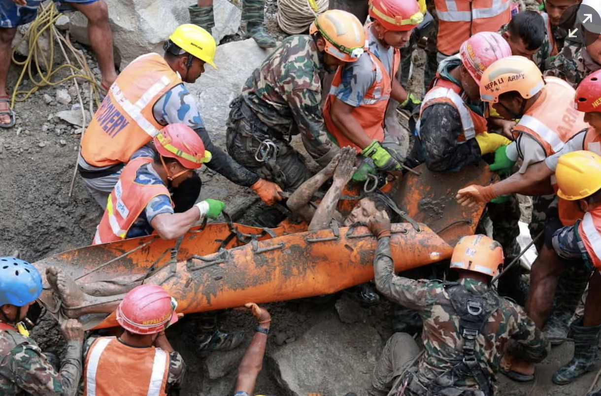 Công nhân được đưa ra khỏi đường hầm sau 9 ngày mắc kẹt (Ảnh: Reuters)