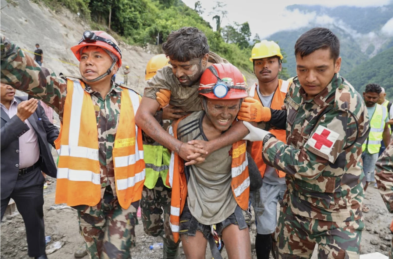 Binh sĩ Nepal giải cứu công nhân khỏi đường hầm thủy điện Trishuli-3A (Ảnh: AP)