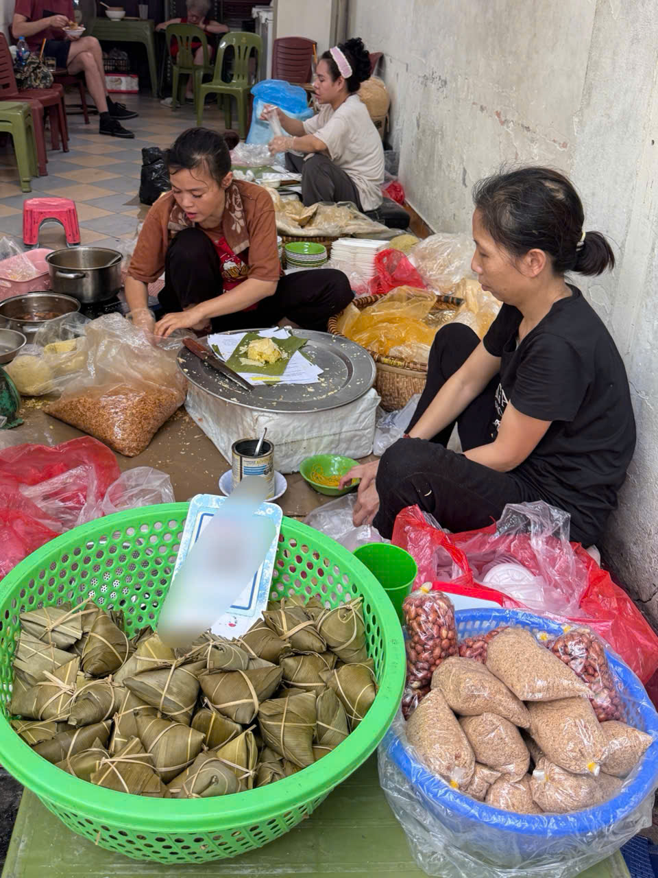 Đôi tay chị chủ thoăn thoắt gói xôi, nhanh đến mức nhiều khách đứng chờ cũng phải chăm chú dõi theo