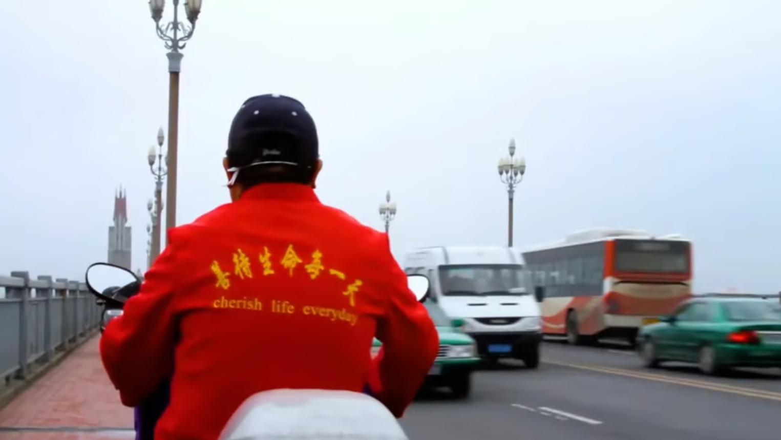 Mỗi ngày, ông Chen đi tuần tra trên cầu 10 lần để giúp đỡ và ngăn chặn kịp thời những người có ý định nhảy cầu - Ảnh: QQ.com