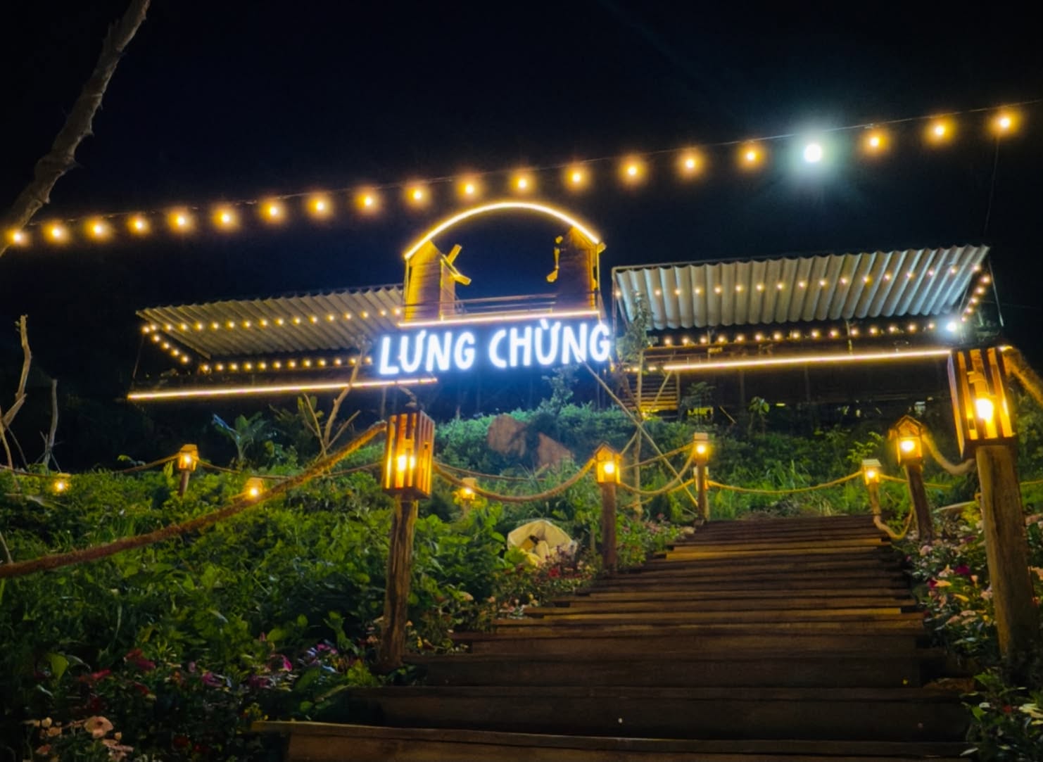 Tiệm cà phê Lưng Chừng là địa điểm thu hút đông người dân và du khách đến tham quan, check-in, ngắm cảnh. Ảnh: FB Tiệm cà phê Lưng Chừng