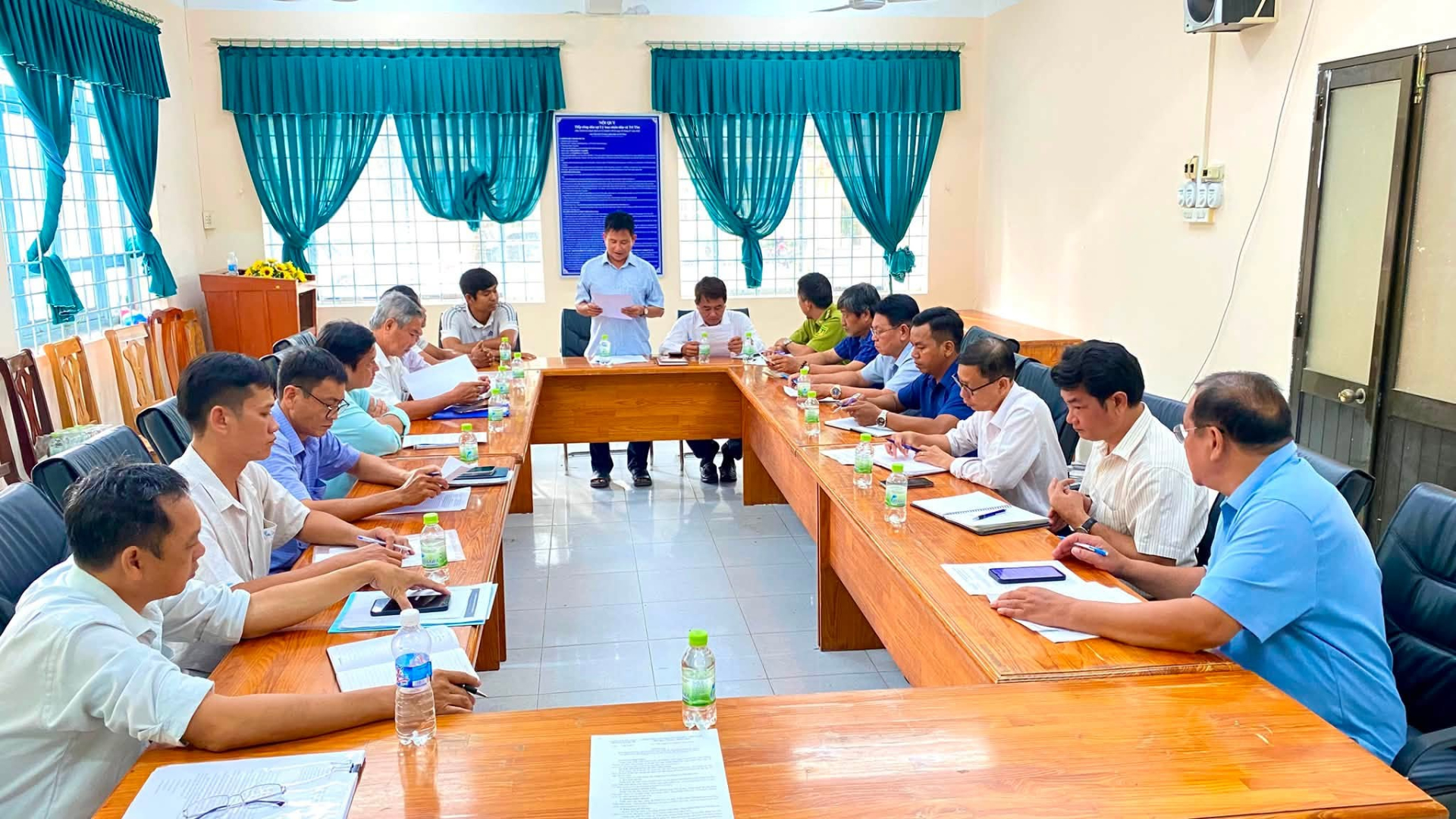 UBND xã Tri Tôn tổ chức tống đạt các quyết định xử phạt vi phạm hành chính đối với ông Thạch Giang và ông Nô Thái Hòa, cùng là chủ Tiệm cà phê Lưng Chừng. Ảnh: Trung tâm Dịch vụ tổng hợp xã Tri Tôn