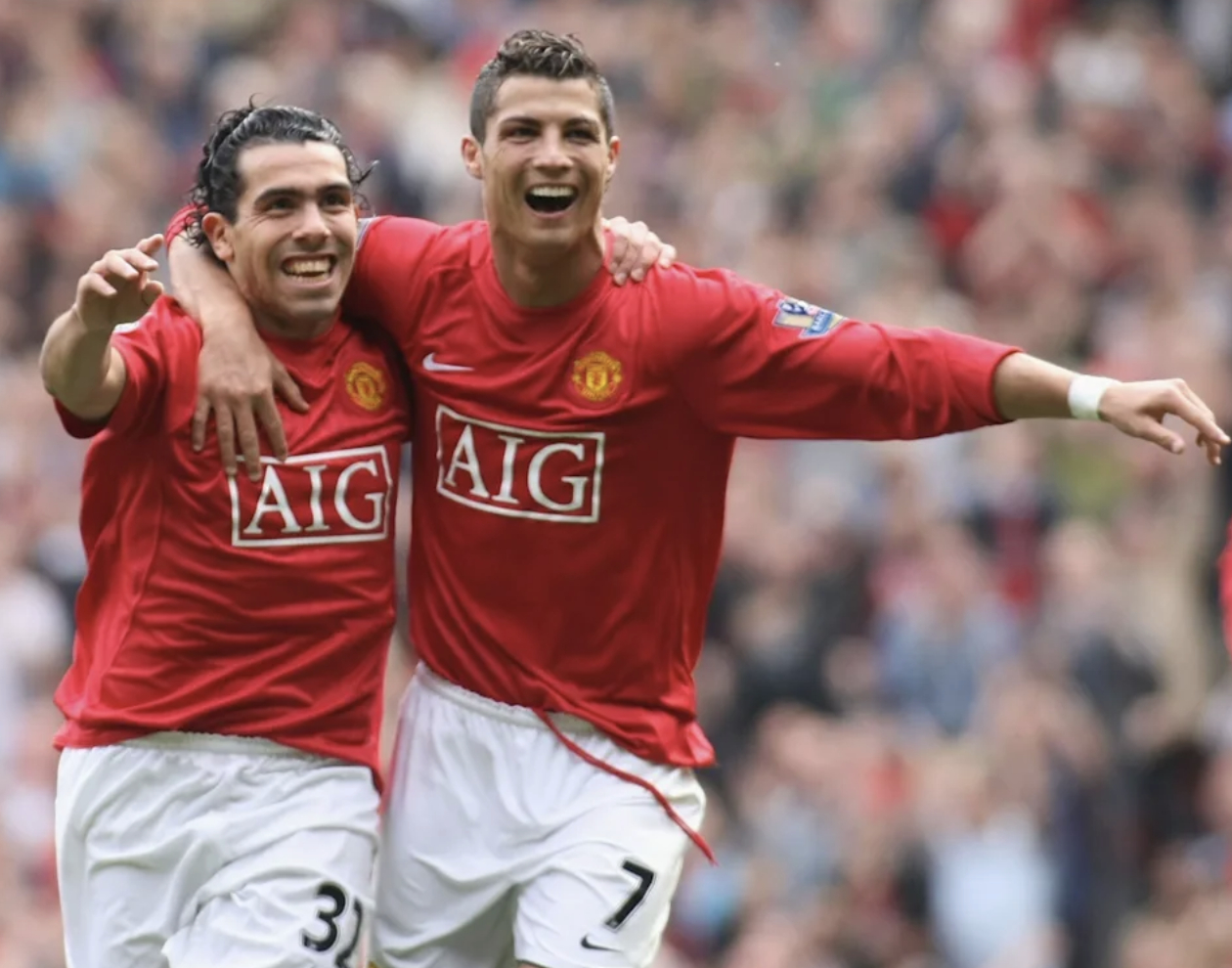 Cristiano Ronaldo và Carlos Tevez từng là đồng đội tại Manchester United trong giai đoạn 2007-2009. Hai người cùng ra sân 80 trận và duy trì mối quan hệ bạn bè thân thiết (Ảnh: Yahoo)